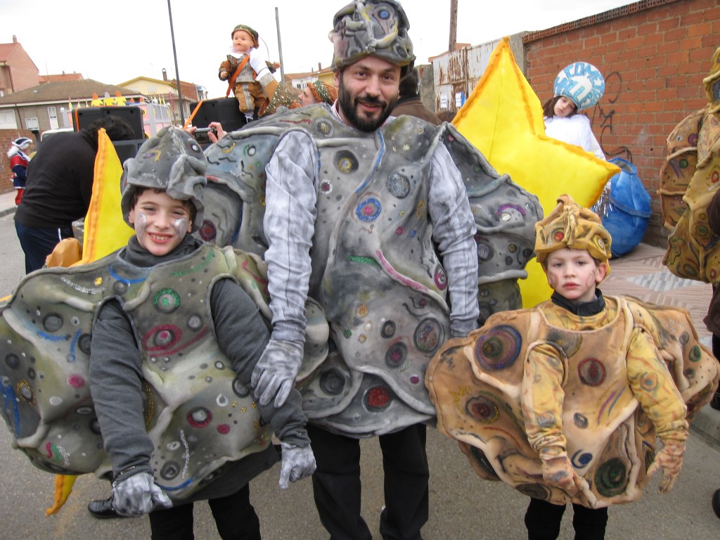 César disfrazado de asteroide con sus hijos de meteoritos. Pablo a su derecha y Mateo al otro lado. Año 2010.