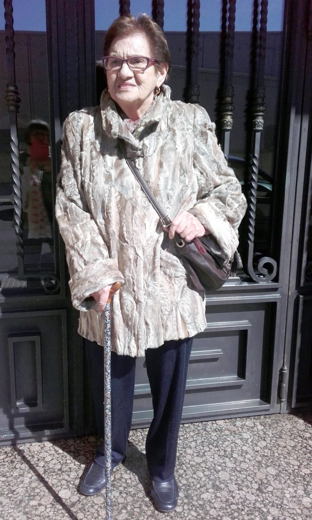 A la puerta de su casa en el Egido. Año 2018