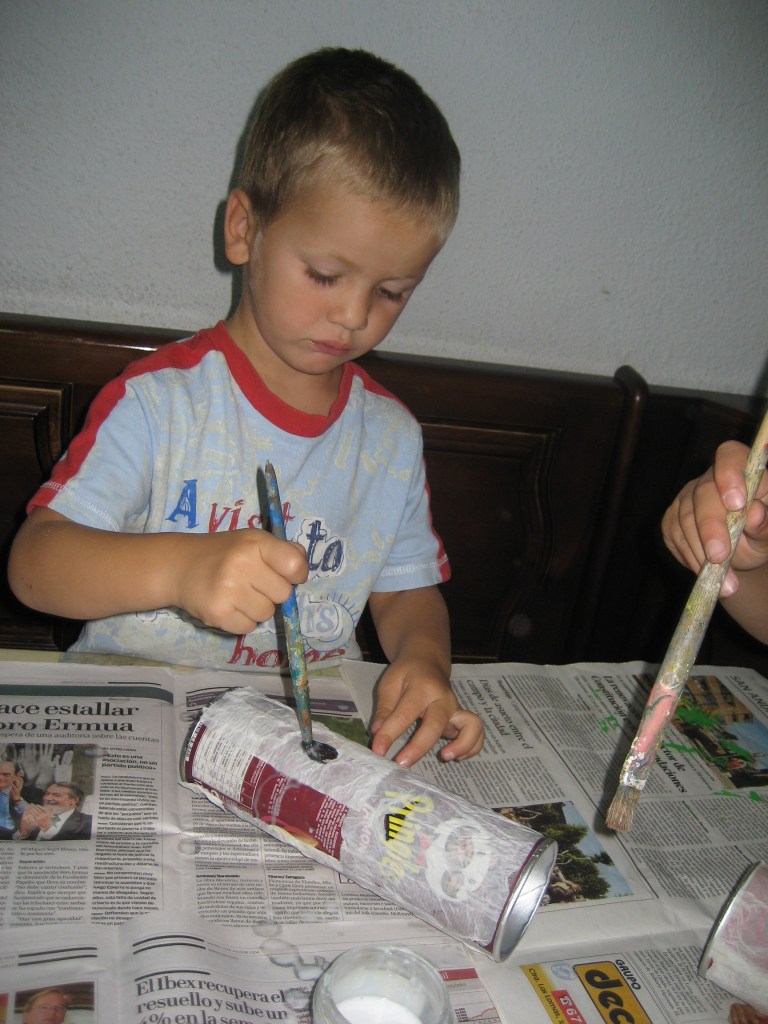 En León muy aplicado con sus manualidades.