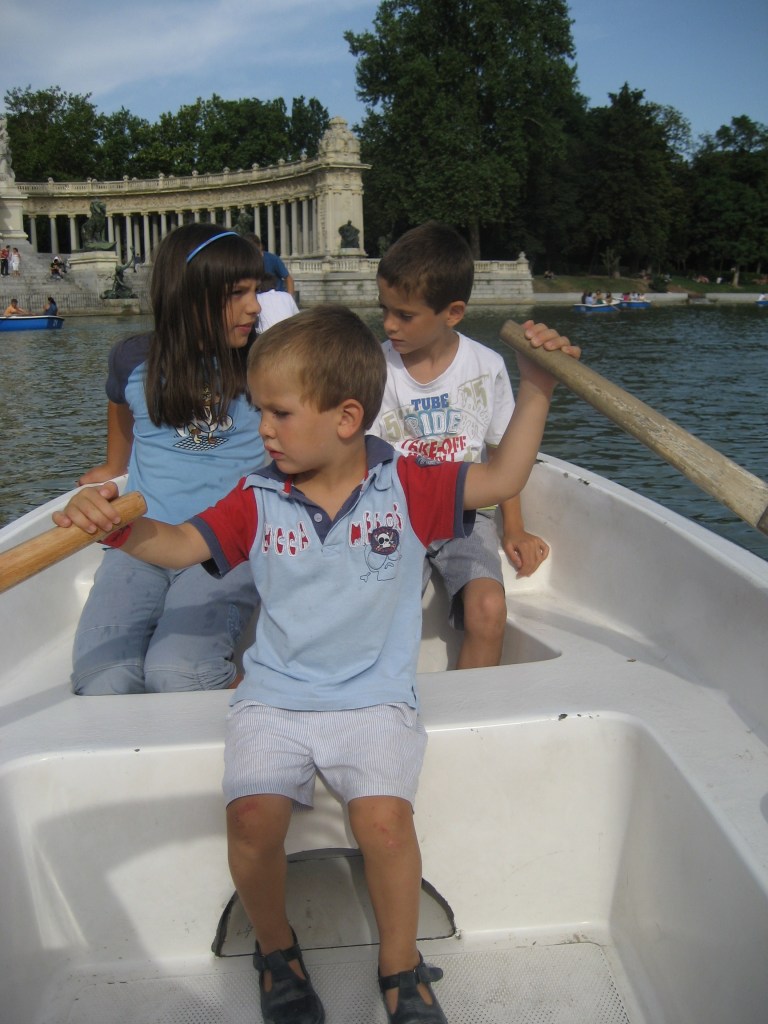 En el retiro de Madrid, con Elsa y su hermano Pablo.