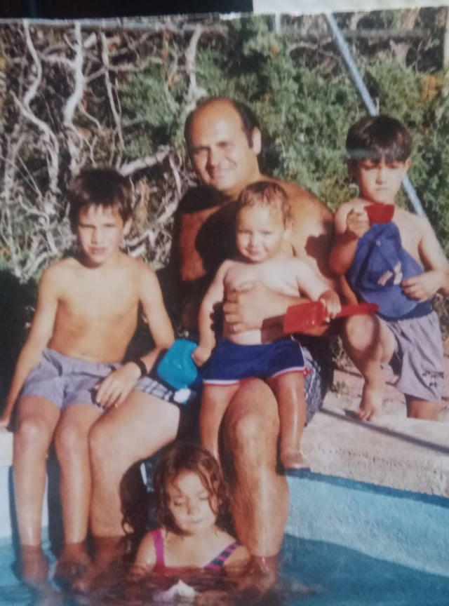 En la piscina de los pequeños. Con Rayo, Omar, en brazos Ramirín y Daira. Año 1995.