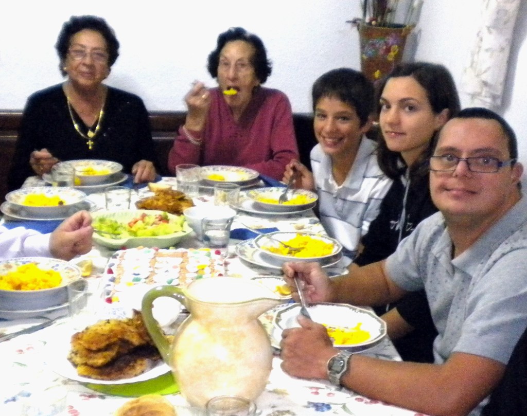 En casa de la calle Zapaterías, año 2010. Anita con la tía Lola, a su lado Ramirín, Daira y Manolín.