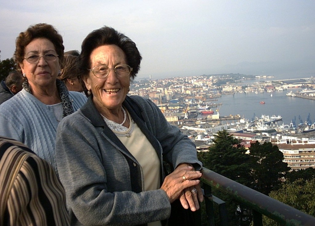 En Galicia, año 2004. Anita y la tía Lola.
