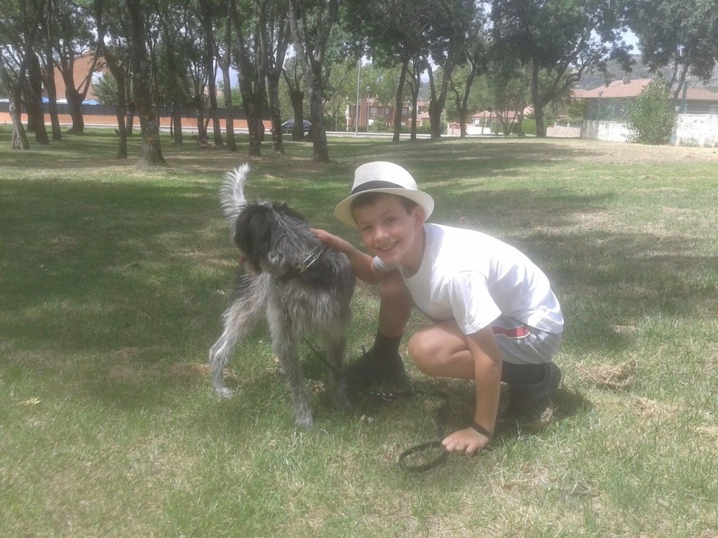En Moralzarzal, Mateo con Trapo, el perro de Sara y su tío Rayo. Año 2015.
