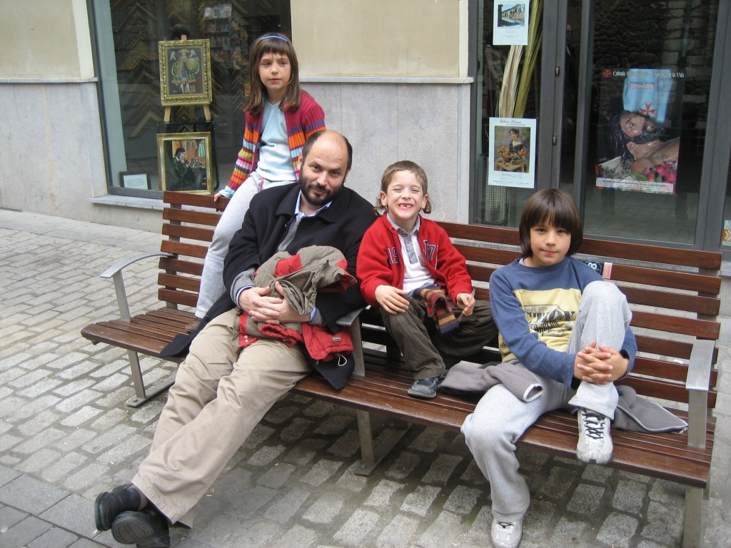 En la calle Cadórniga de León. Año 2012. Con Elsa, Pablito y Ramirín.