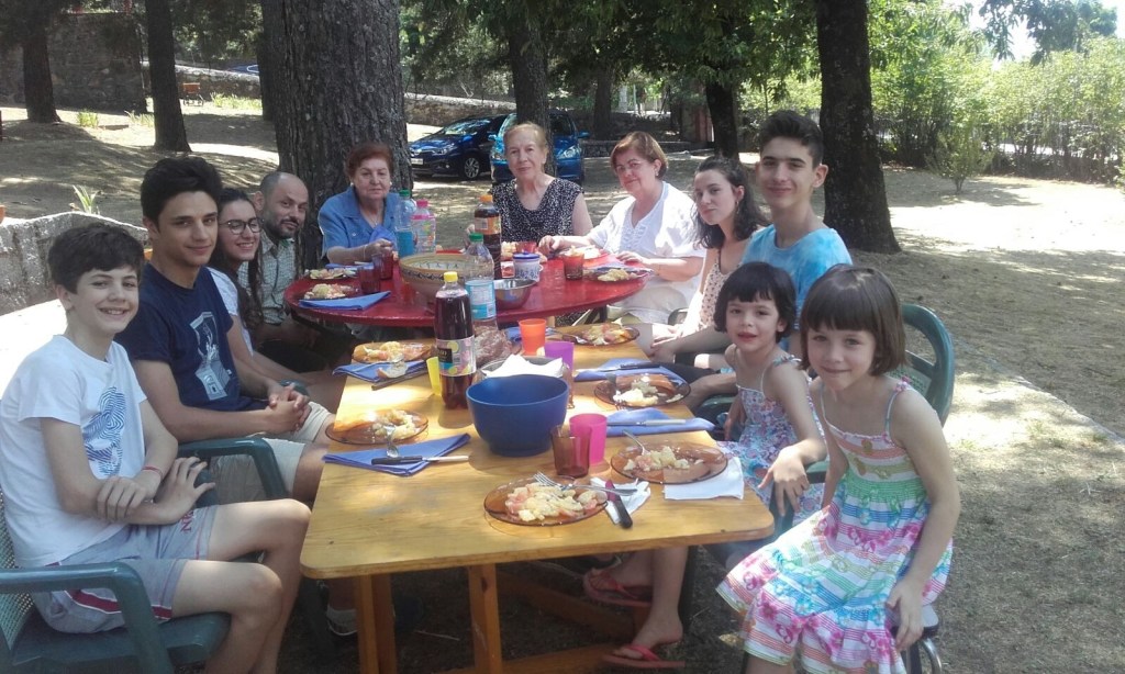En Cercedilla - Madrid, año 2017. carmen en la presidencia. A su derecha Lola Cañón, César, Ramy, Mateo. Al otro lado Lolita Pinto Carchenilla, María, Pablo, Lola Pinto Cañón