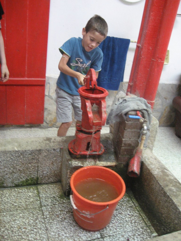 Manejando la fuente artesiana en Santibáñez de la Isla.