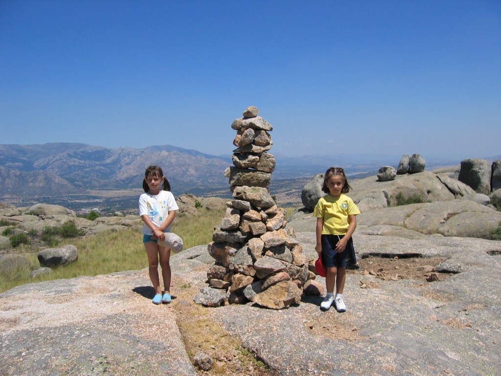 En el monte del Pico del Águila, desde Maoralzarzal. Con su prima Elsa.