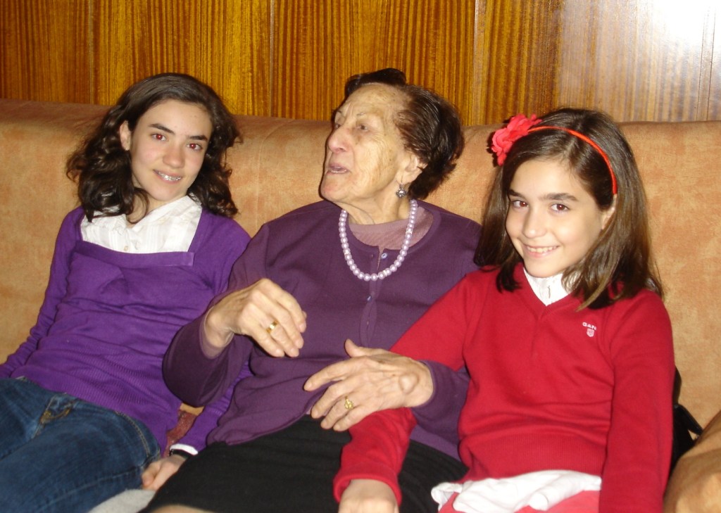 Elisa con la tía Lola y Lucía. Año 2010.
