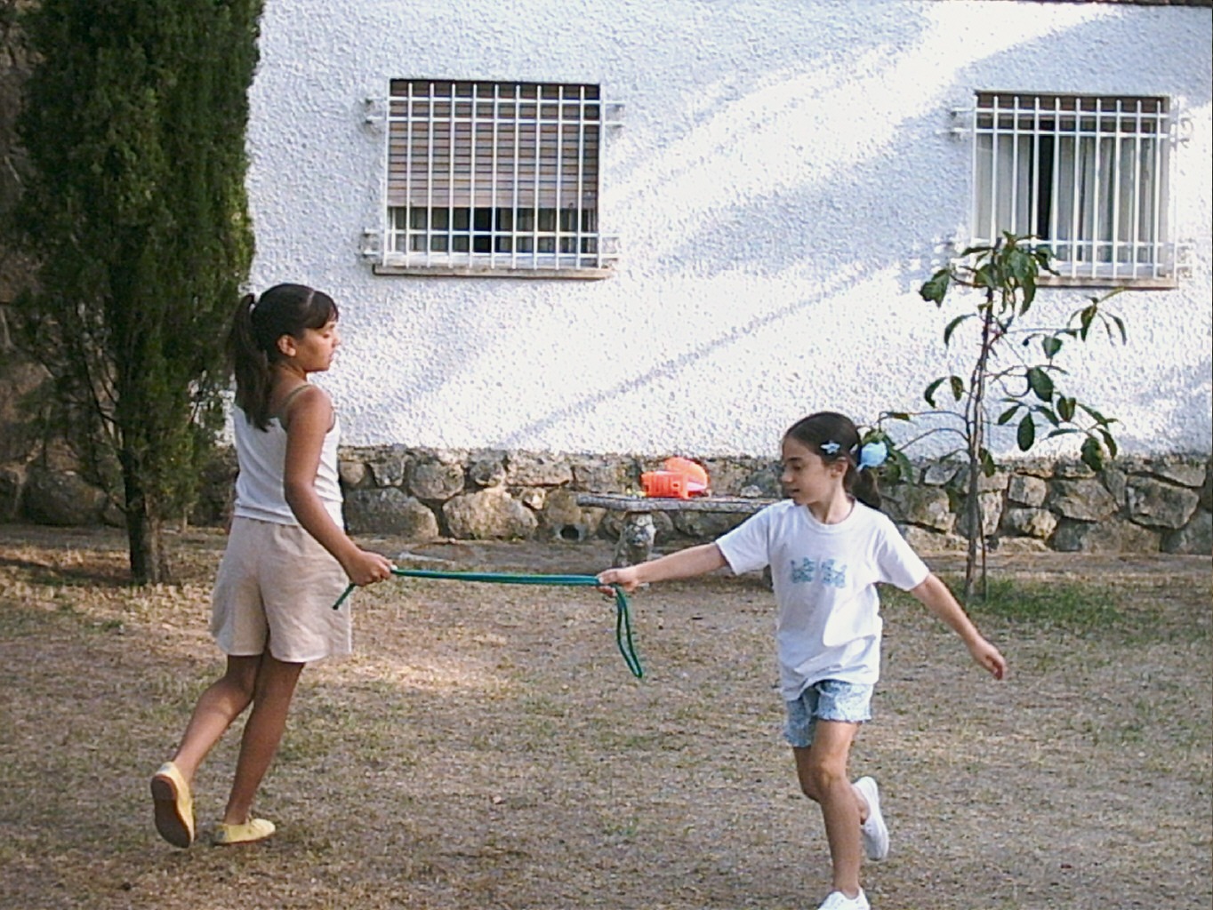 Jugando con Daira en la pradera del chalé. 2004