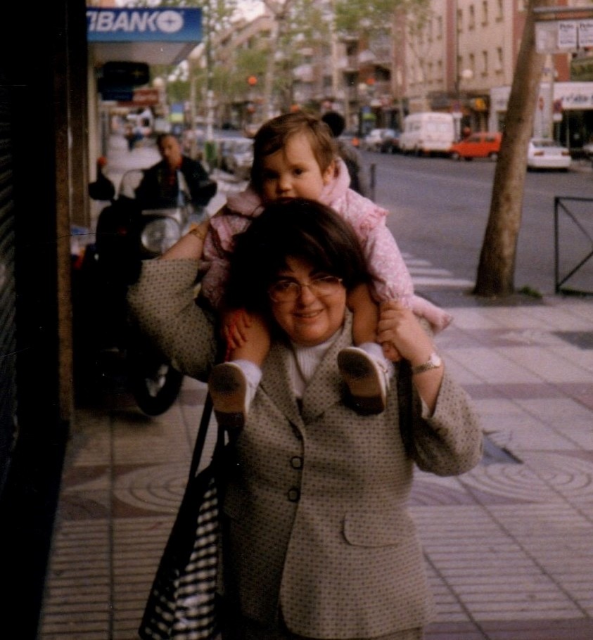 Con Elsa, a la puerta de la casa de Madrid, calle Alcalá. Año 2001.
