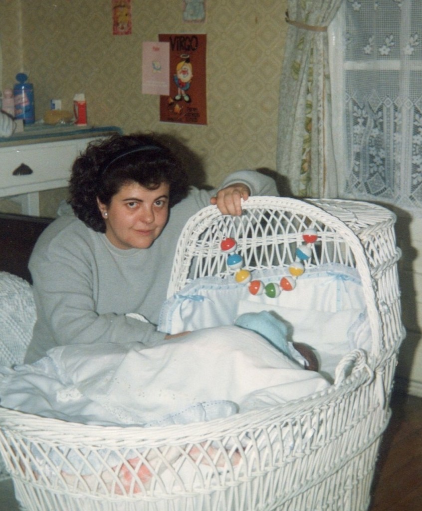 Con Omar, año 1992. La cuna que nos dejó Leoncia Álvarez.