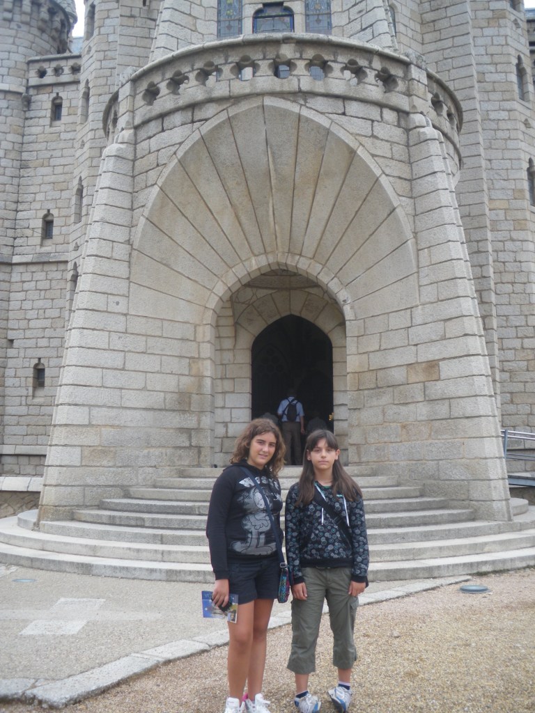 En Astorga, ante el Palacio de Gaudi. Con Elsa.