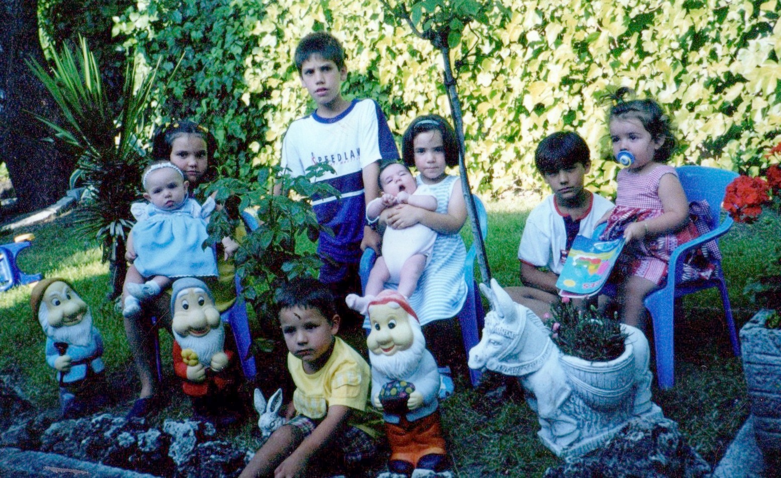 De izquierda a derecha: Daira con Elsa en brazos, Rayo y delante Ramirín, Lucía cogiendo a su hermana Elisa, Omar y Mireia. Año 2000.