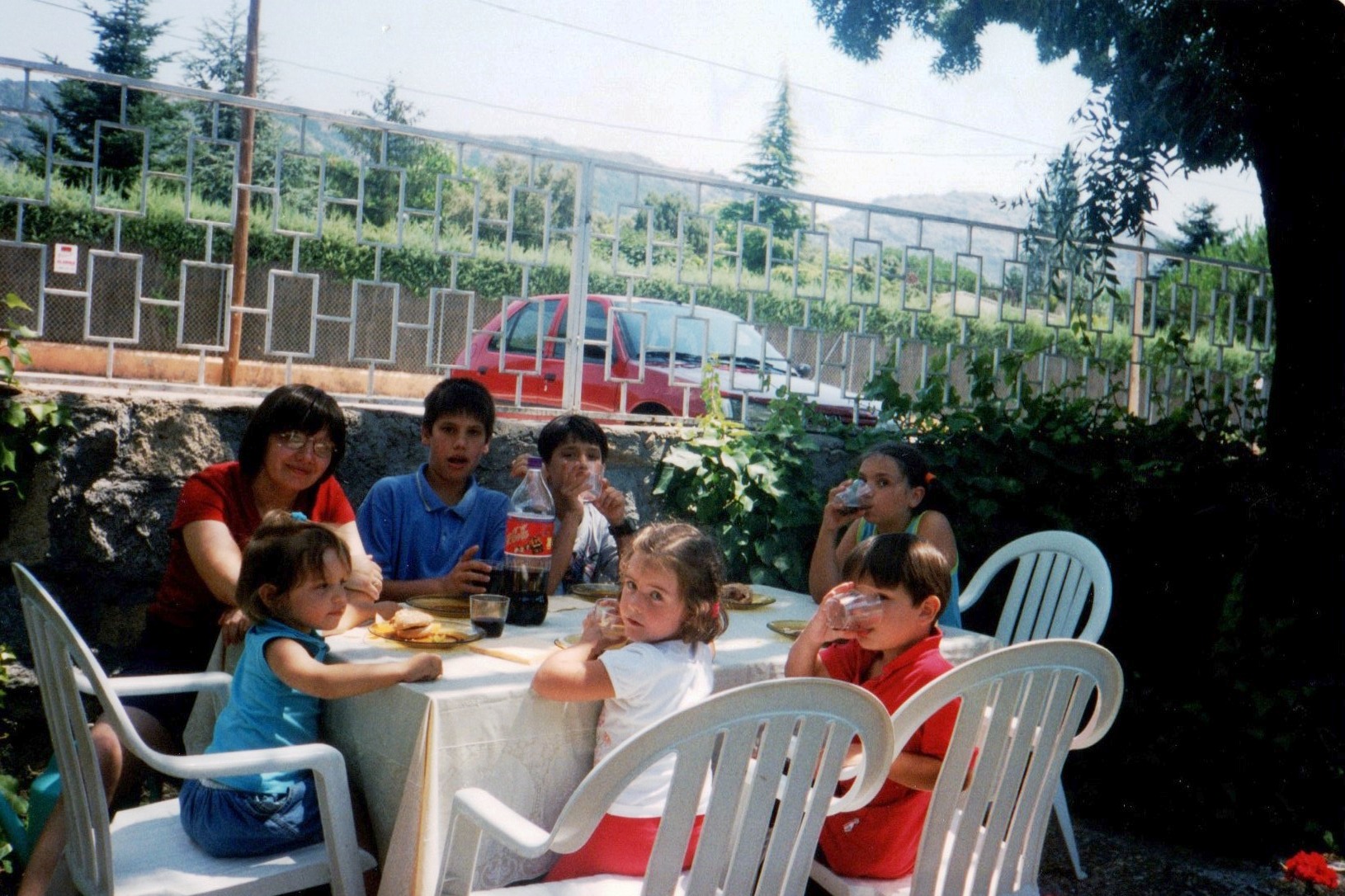 En la mesa de piedra. De izquierda a derecha: Elsa, Yolanda, rayo, Omar, Daira, Ramy y Mireia. Año 2002.