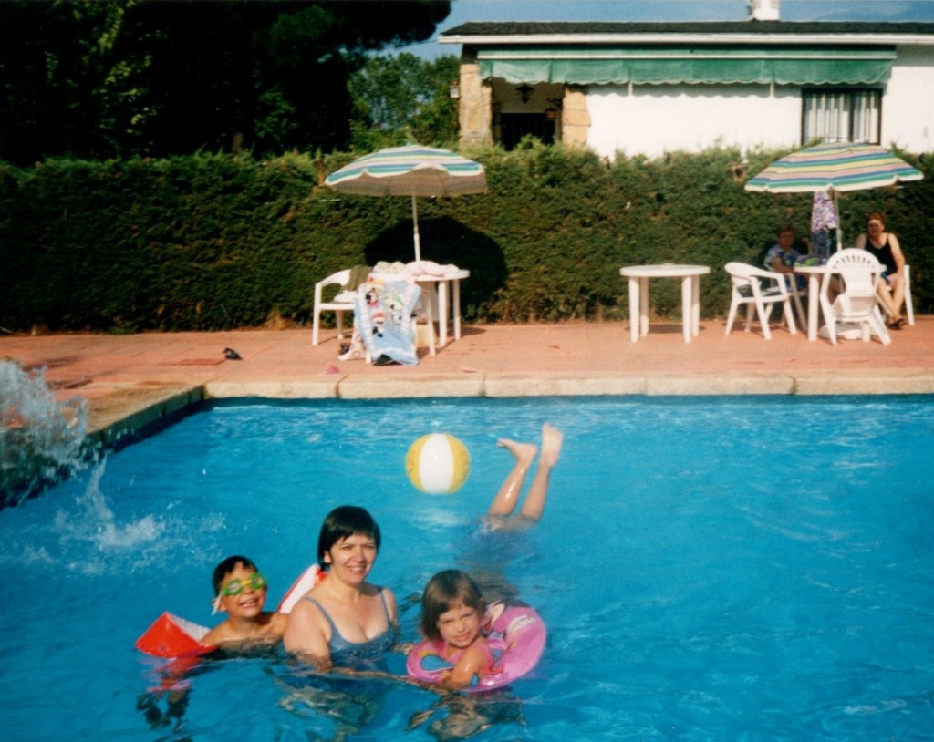 Yolanda con Elsita y Ramirín detrás. Al fondo la tía Mari Carmen y la abuela Lola. Año 2002.