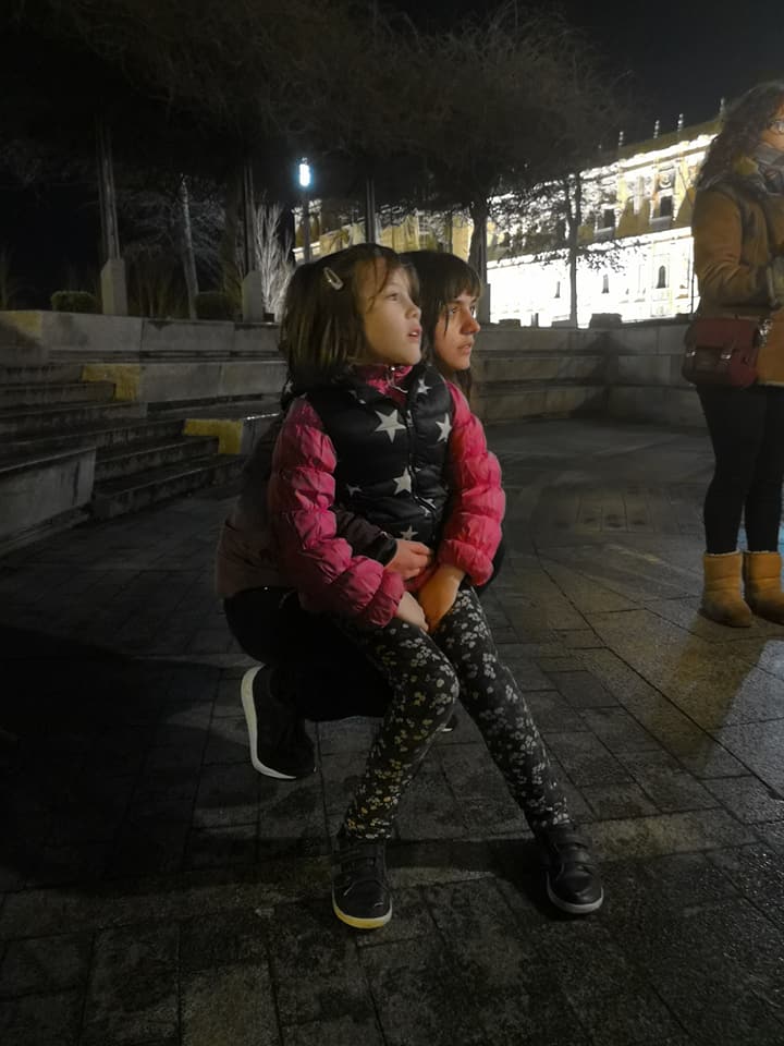 La hermana de Mateo, Lolita, con Elsa escuchan atentamente a Mateo.