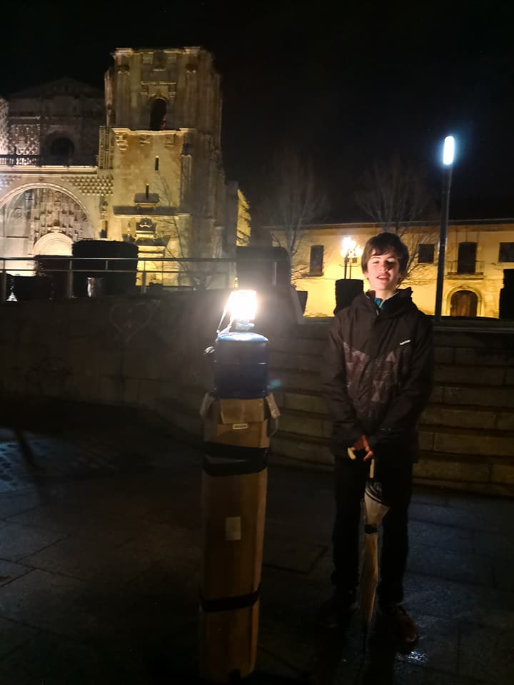 Este Ágora sin luz, en pleno invierno y una poesía en japonés. Todo un lujo.