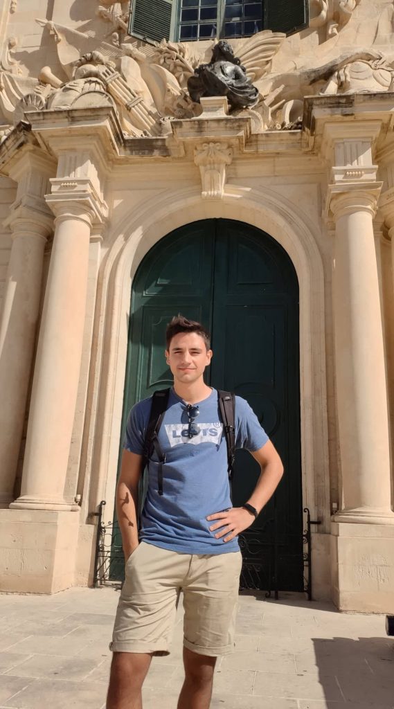 Ramiro Pinto Prieto, Ramirín, ante la fachada de la Casa de Castilla, a la entrada busto de un Pinto.