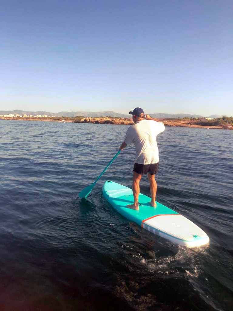 Dándolo todo, navegando en el espíritu marino de los Pinto. Haciendo surf de remo, paddler en el mar de Mallorca. Año 2020.